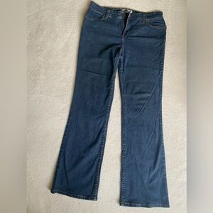 LEVI STRAUSS Signature Women’s Totally Shaping Bootcut Dark Blue Denim Jeans